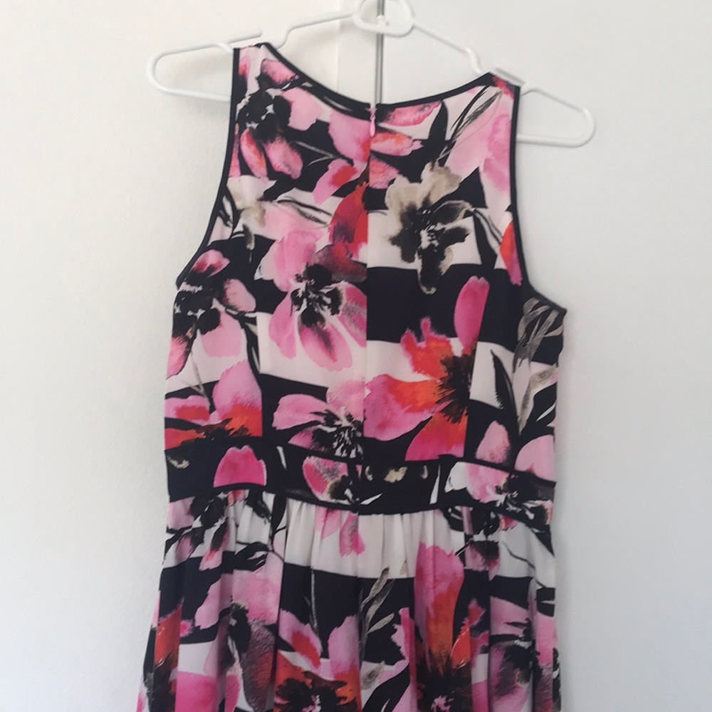 Beautiful floor length dress with pockets!